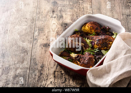 Gebratene Tandoori Chicken mit Basmati Reis auf hölzernen Tisch. Copyspace Stockfoto