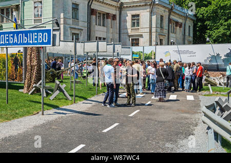 Dnipro, Ukraine - 25. Mai 2016: Die Besucher des Open-Air-Museum, das der Krieg in den Donbass am Tag seiner Eröffnung gewidmet Stockfoto