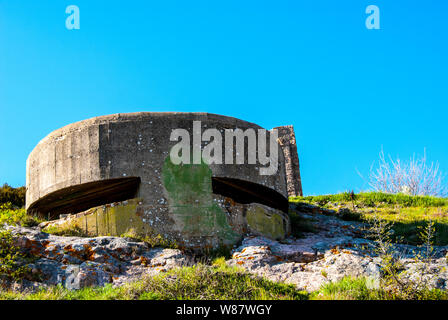 Militärische bunker Befestigungsanlagen aus dem Zweiten Weltkrieg Stockfoto