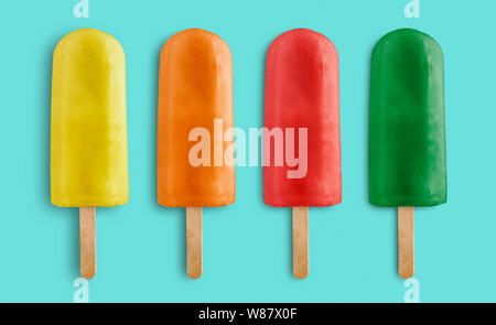 Vielzahl von Obst Eis am Stiel auf blauem Hintergrund Stockfoto