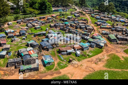 Howick, Südafrika - 19. Oktober 2012: Ansicht von Oben der Tin shack Gehäuse mit niedrigem Einkommen in städtischen Südafrika Stockfoto