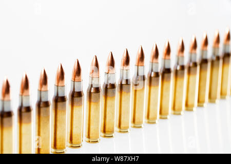 Jagd Patronen des Kalibers auf einem weißen Hintergrund. 308 Win Stockfoto