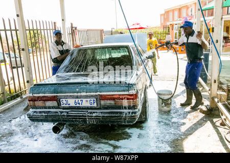 Johannesburg, Südafrika - 29. August 2013: afrikanischer Mann ein Auto waschen in einer Suburbanen Gemeinde carwash Depot Stockfoto