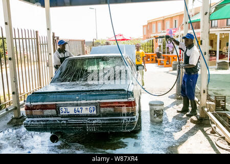 Johannesburg, Südafrika - 29. August 2013: afrikanischer Mann ein Auto waschen in einer Suburbanen Gemeinde carwash Depot Stockfoto