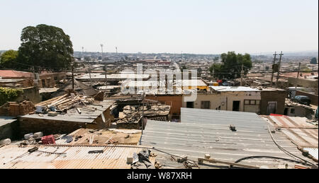 Johannesburg, Südafrika - 29. August 2013: hohen Winkel Dachterrasse mit Blick auf die niedrigen Einkommen Häuser in Alexandra Township von Johannesburg Südafrika Stockfoto