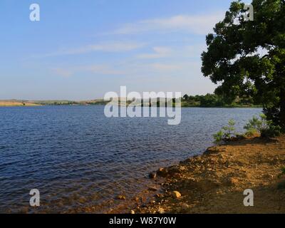 See Elmer Thomas mit einem Baum im Blick auf Comanche County, Oklahoma. Stockfoto