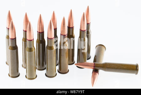 Militärische 7,62 mm Patrone auf einem weißen Hintergrund. Waffe Konzept Stockfoto