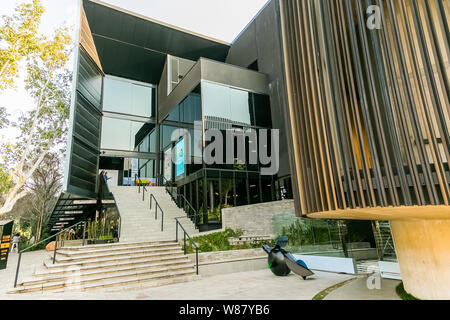 Johannesburg, Südafrika - 05 September 2018: Moderne Luxushotels Gebäude und Kaffee shop Street Cafe in Rosebank Vorort Sandton Johannesburg Stockfoto