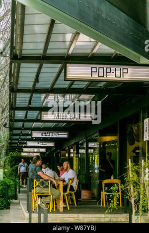 Johannesburg, Südafrika - 05 September 2018: Moderne Luxushotels Gebäude und Kaffee shop Street Cafe in Rosebank Vorort Sandton Johannesburg Stockfoto