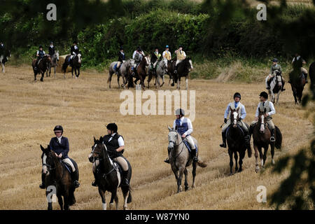 Coldstream, Großbritannien. 08 Aug, 2019. Coldstream, Schottland - August 08: Coldstream Civic Woche - Flodden Rideout Reiter galoppieren über Felder während der FLODDEN Rideout am Donnerstag, 08. August 2019, über 250 Pferde und Reiter melden Sie coldstreamer: Jonathon Wallis, der rechten Hand von: Chris Lyons Linken Mann: Stefan Haupt auf der feierlichen Besuch Branxton Hill, in Northumberland, der Ort der Schlacht von Flodden in 1513. (Bild: Rob Grau/Alamy leben Nachrichten Stockfoto