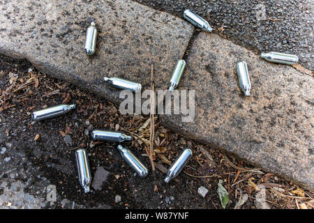 Verworfen Lachgas Kanister in der Straße verworfen, London, UK Stockfoto