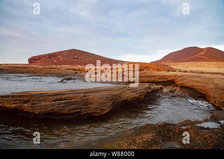 Bewölkt Sonnenaufgang über Montana Roja spezielle Naturpark, eine ungewöhnliche Vulkankegel, eines der besten Beispiele von anorganischen sand Lebensräume auf der Insel Stockfoto