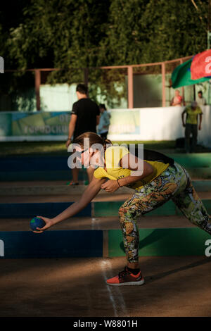 Moskau, Russland - 24. JUNI 2019: Russische Athleten rollt die Kugel für Boccia raffa auf Turnier Sozidanie. Stockfoto