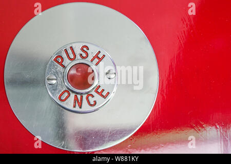 Cirencester Gloucestershire UK 4. August 2019 Die Glocke Push Button aus einem Jahrgang 1955 Bristol KSW 6G Double Decker Bus Stockfoto