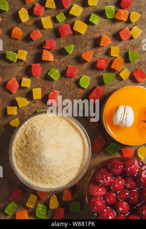 Gelatine und kandierten Früchten. Draufsicht auf braunem Hintergrund Stockfoto