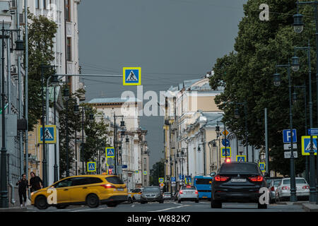 Moskau, Russland - Juli 18, 2019: Big Znamensky Lane vor dem strömenden Regen Stockfoto