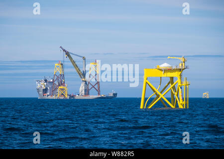 East Anglia einen Offshore Windpark während der Bauphase, die mit einem Heavy-lift Bau Schiff, Boka anheben, heben eine der Jacken in Ort Stockfoto