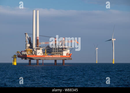 Eine Windenergieanlage installation Schiff, Fett Tern, bei der Arbeit an der Errichtung von Siemens Windenergieanlagen auf hornsea Projekt einen Offshore-windpark Stockfoto