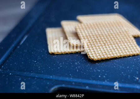 Ice Cream Cookies auf ein Schneidbrett auf einem ländlichen Hintergrund. Stockfoto