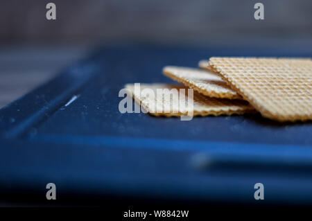 Ice Cream Cookies auf ein Schneidbrett auf einem ländlichen Hintergrund. Stockfoto