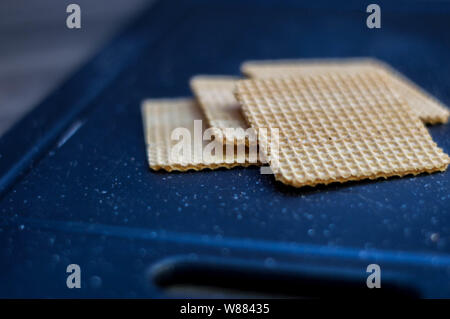 Ice Cream Cookies auf ein Schneidbrett auf einem ländlichen Hintergrund. Stockfoto