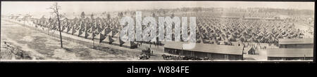 Eine Ecke von Pennsylvania Ave., 112 th-111th US-Inf., N. Bns. und Kor., Camp Hancock, Augusta, Ga., 24.02.1918; Soldaten durch die Zelte vor der Kamera. Stockfoto