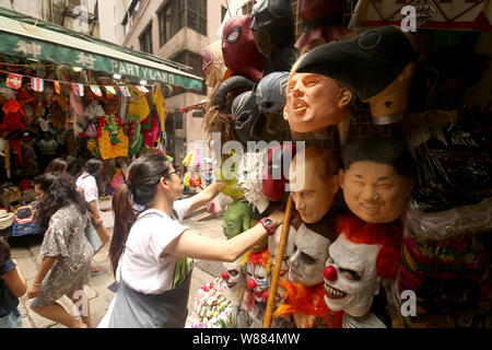 Hongkong, China. 8 Aug, 2019. Masken der von US-Präsident Donald Trump, der russische Präsident Wladimir Putin und der nordkoreanische Führer Jim Jong-Un sind in Hong Hong vor kurzem verkauft. Credit: Stephen Rasierer/ZUMA Draht/Alamy leben Nachrichten Stockfoto