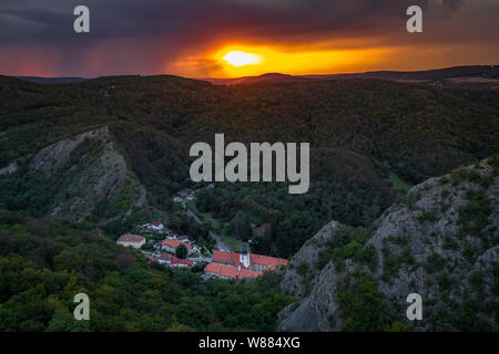 Saint John unter der Klippe ist ein Dorf in der zentralen Region, Bezirk Beroun, etwa 30 km südwestlich von Prag, weniger als 5 km östlich von Beroun. L Stockfoto