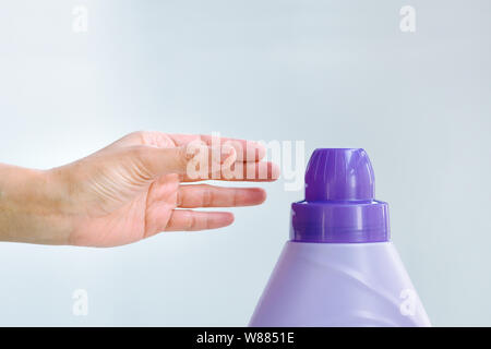 Frau hand mit Flüssigkeit wäsche Weichspüler Waschmittel waschen Tuch Stockfoto