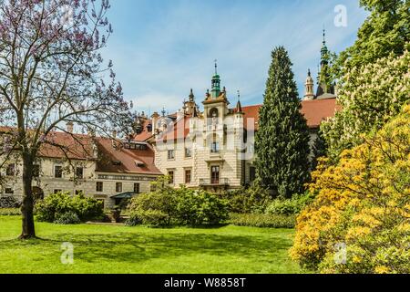 Frühling Blick auf romantische Schloss Pruhonice, Tschechische Republik, Europa, stehen in einem Park. Frische grüne Gras und Blüten der Sträucher. Sonniger Frühlingstag mit Stockfoto