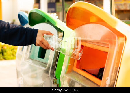 Frauen Hand weg werfen den Müll in den Mülleimer/Papierkorb, sortieren von Abfall/Müll vor dem Ablegen in das Ausgabefach Stockfoto
