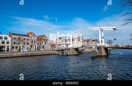 Zugbrücke Gravestenenbrug Binnen über den Fluss Spaarne, historische Häuser, Haarlem, Provinz Nord Holland, Holland Stockfoto