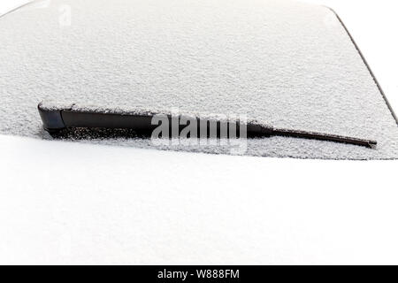 Erster Schnee auf der hinteren Scheibe des Autos. Stockfoto