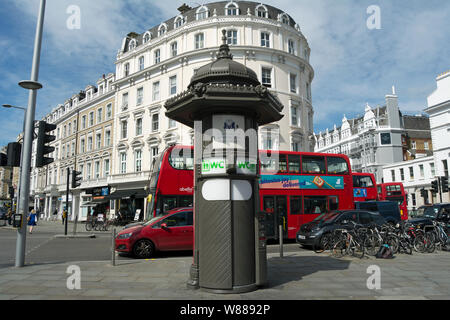 Eine öffentliche Toilette zu benutzen, oder wc, im Bezirk von Kensington und Chelsea, London, England Stockfoto