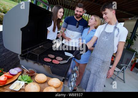 Junge Menschen grillen Burger, Karlovy Vary, Tschechische Republik Stockfoto