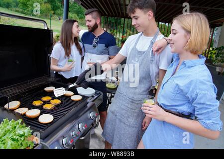 Junge Menschen grillen Burger, Karlovy Vary, Tschechische Republik Stockfoto