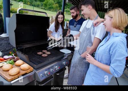 Junge Menschen grillen Burger, Karlovy Vary, Tschechische Republik Stockfoto