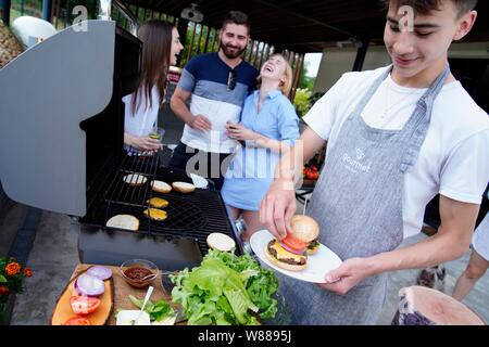 Junge Menschen grillen Burger, Karlovy Vary, Tschechische Republik Stockfoto