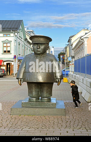 Statue von Polizist Bobby am Marktplatz im Zentrum von Oulu Stockfoto