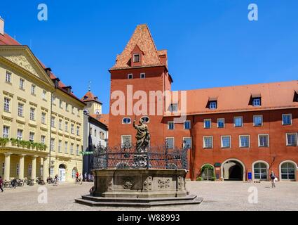 Justitiabrunnen und Neue Waag am Haidplatz, Altstadt Regensburg, Oberpfalz, Bayern, Deutschland Stockfoto