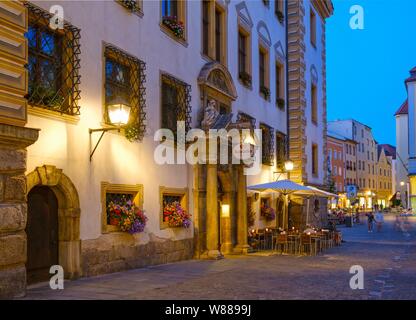 Ratskeller in der Altstadt, Dämmerung, Regensburg, Oberpfalz, Bayern, Deutschland Stockfoto