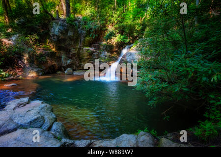 Blue Hole Wasserfällen ist in der Cherokee National Forest in Elizabethton, Tennessee in Carter County Stockfoto