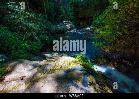 Blue Hole Wasserfällen ist in der Cherokee National Forest in Elizabethton, Tennessee in Carter County Stockfoto