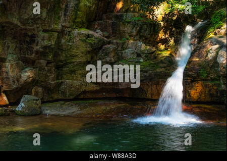 Blue Hole Wasserfällen ist in der Cherokee National Forest in Elizabethton, Tennessee in Carter County Stockfoto