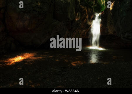 Blue Hole Wasserfällen ist in der Cherokee National Forest in Elizabethton, Tennessee in Carter County Stockfoto