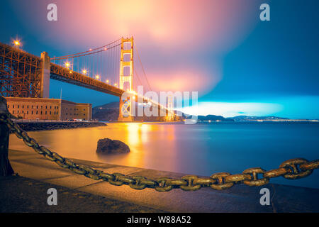 Schöne Aussicht auf die glühende Golden Gate in San Francisco nach Sonnenuntergang Stockfoto