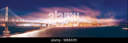 Wunderbare Aussicht auf San Francisco Skyline bei Nacht im Sommer Stockfoto