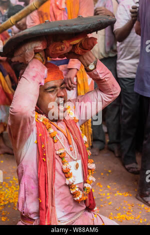 Barsana, Indien - 24. Februar 2018 - Lathmar Holi Festival - Frauen schlagen Männer mit Bambusstäben, bis man aufgibt Stockfoto