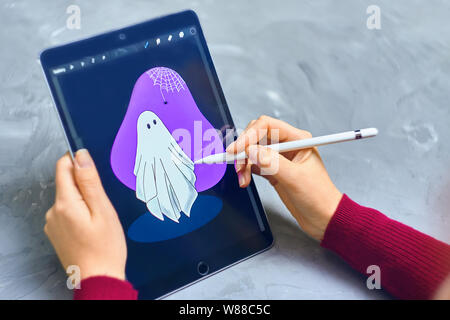 Bischkek, Kirgisistan - Januar 21, 2019: Frau Illustrator zeichnet Ghost auf dem iPad Pro in über Apple Bleistift procreate Programm Stockfoto