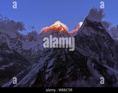 Größe der Natur: grandiose Aussicht auf Everest Peak (8848 m) bei Sonnenuntergang. Nepal, Himalaya, dem höchsten Punkt der Erde. Stockfoto